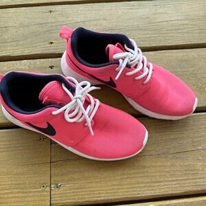 Nike Roshe One Tennis Shoes size 6.5 in Sea Coral Melon Pink